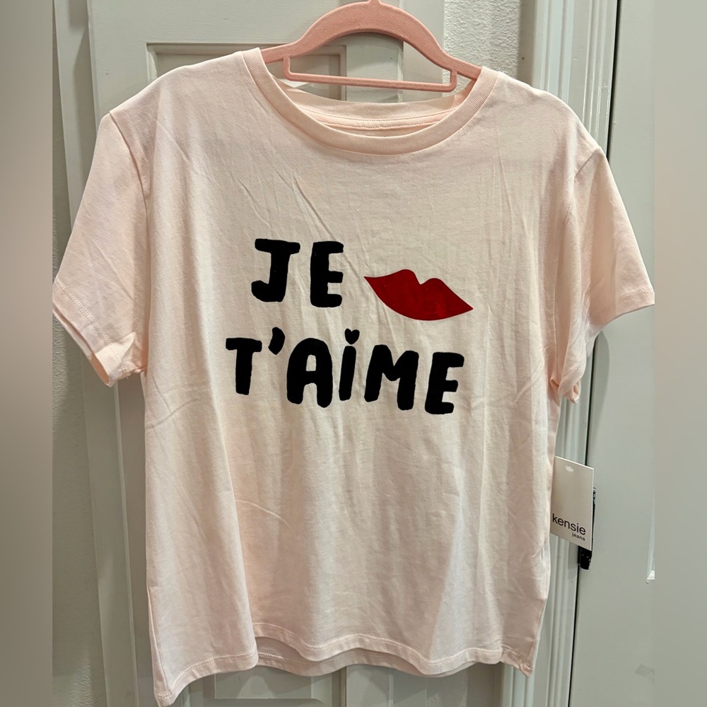 NWT KENSIE Light Pink 'Je T'aime' Tee with Red Lips Women’s Size Large 💋